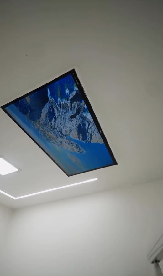 Tela instalada no teto da sala de atendimento